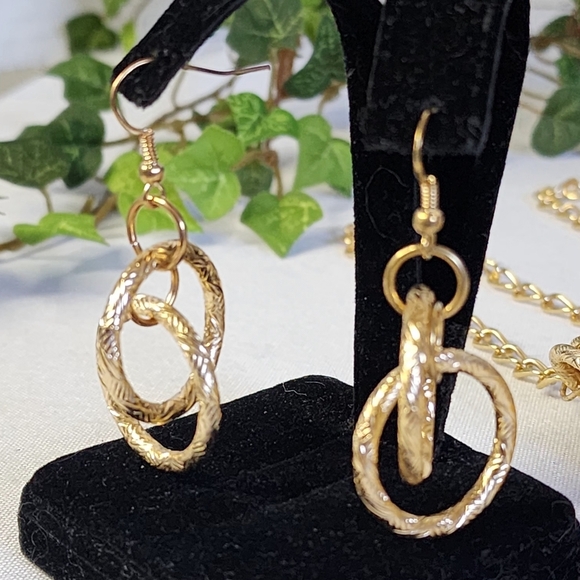 Gold Textured Chain Link Necklace and Matching Earrings Set - Picture 6 of 9